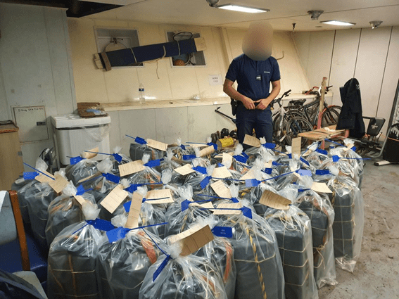 MAOC (N) supports the seizure of 1,100 kg of cocaine in the English Channel